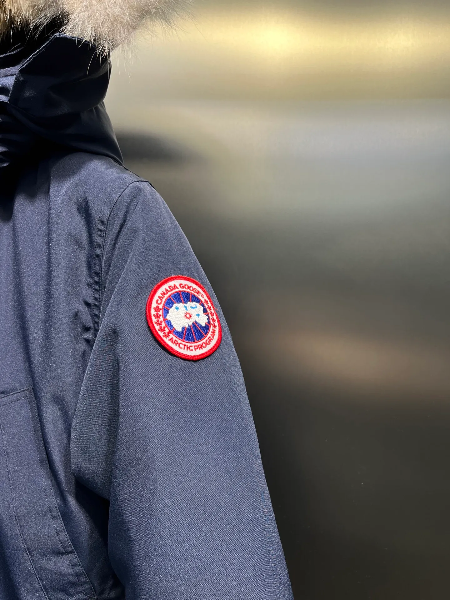 P840 Canada goose🌟 Canada Goose 07 models All in stock, 6 colors, I will never stop stocking this winter All original factory customization All details strictly required have been corrected since the beginning of this year Detachable fur collar! The workmanship and wiring are very straight! A big goose is enough for a winter. Size: 1. 90% white duck down from a conscientious manufacturer (some people brag about their own goose down, please search it on your own. Goose down is warmer and less fluffy than duck down, so good down jackets are all white duck down. There is no such thing as white goose down) 2. Upgraded fabrics with moderate hardness, waterproof, windproof and anti-fouling (Arctic Tech fabrics imported from South Korea are not comparable to fabrics dyed by some small workshops) 3. YKK No. 10 authentic zippers (Japanese customized YKK zipper, silky smooth, not stuck, officially designated) 4. Western Canadian wolf hair (Wolf hair is divided into eastern, central, and western. Western wolf hair is light in color, dense, and has good thermal insulation effect. It is the genuine Canada Goose grade) Let’s analyze and explain some details of the production 1. First, sew the liner and then fill it with down (some small factories and small workshops first fill it with down and then sew) Why? The technology is not up to par and the hardware conditions are not enough! ! ! For this step alone, we need to spend more time and money. 2. Filling the inner tank with down. We are all down filling machines to ensure that the down weight of each pill is the same. There is a video (small factory, small workshop is stuffed by hand). Why? The hardware conditions are not enough. A machine costs more than 100,000 yuan. Small factories simply cannot buy it. This means that the weight of the down in each liner cannot be guaranteed, and the warmth of high-end down jackets cannot be guaranteed. 3. For the needles of the sewing machine, we all use the top-notch No. 7 needles (small factories all use No. 10 needles). The finer the needle, the finer the needle eye, which reduces the risk of velvet and velvet running. 4. Wolf fur collar We are all spliced in whole or in large pieces (small factories mostly use broken pieces) The warmth retention of wolf fur is very good, but the splicing of scraps cannot guarantee the warmth. Color: Black, white, gray camouflage, sci-fi blue camouflage, green camouflage, sky blue, dark blue, cool gray, red. Professional Canada goose producers, we are enough this winter! We would like to sincerely thank everyone who buys our down jackets!  size：xs-xl